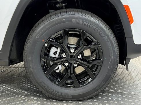 New 2025 Jeep Grand Cherokee Altitude image 6