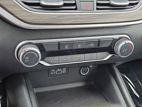 Used 2025 Nissan Altima 2.5 SV FWD image 27