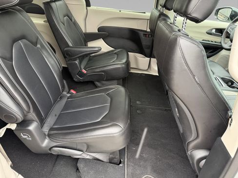 Used 2024 Chrysler Pacifica Touring-L image 13