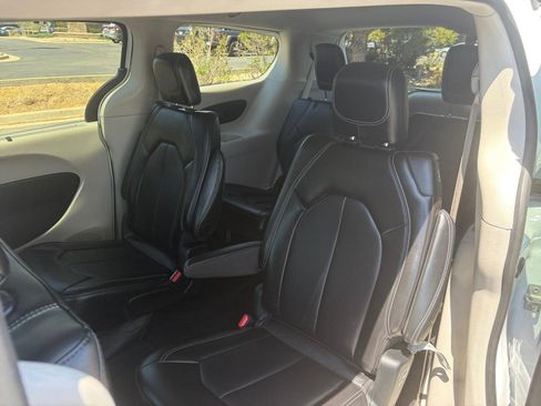 Used 2024 Chrysler Pacifica Touring-L FWD image 18