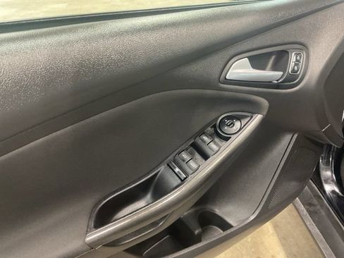 Used 2016 Ford Focus SE w/ Equipment Group 201A FWD image 12