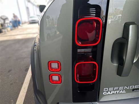Used 2023 Land Rover Defender 110 SE image 27