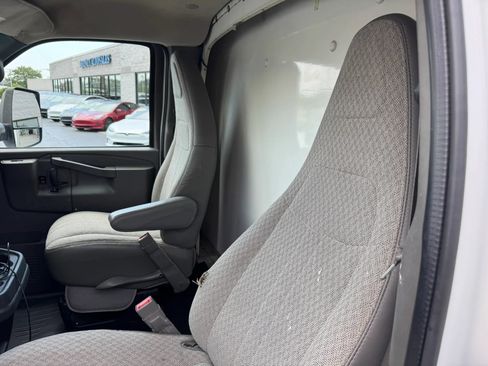 Used 2016 Chevrolet Express 4500 RWD image 14