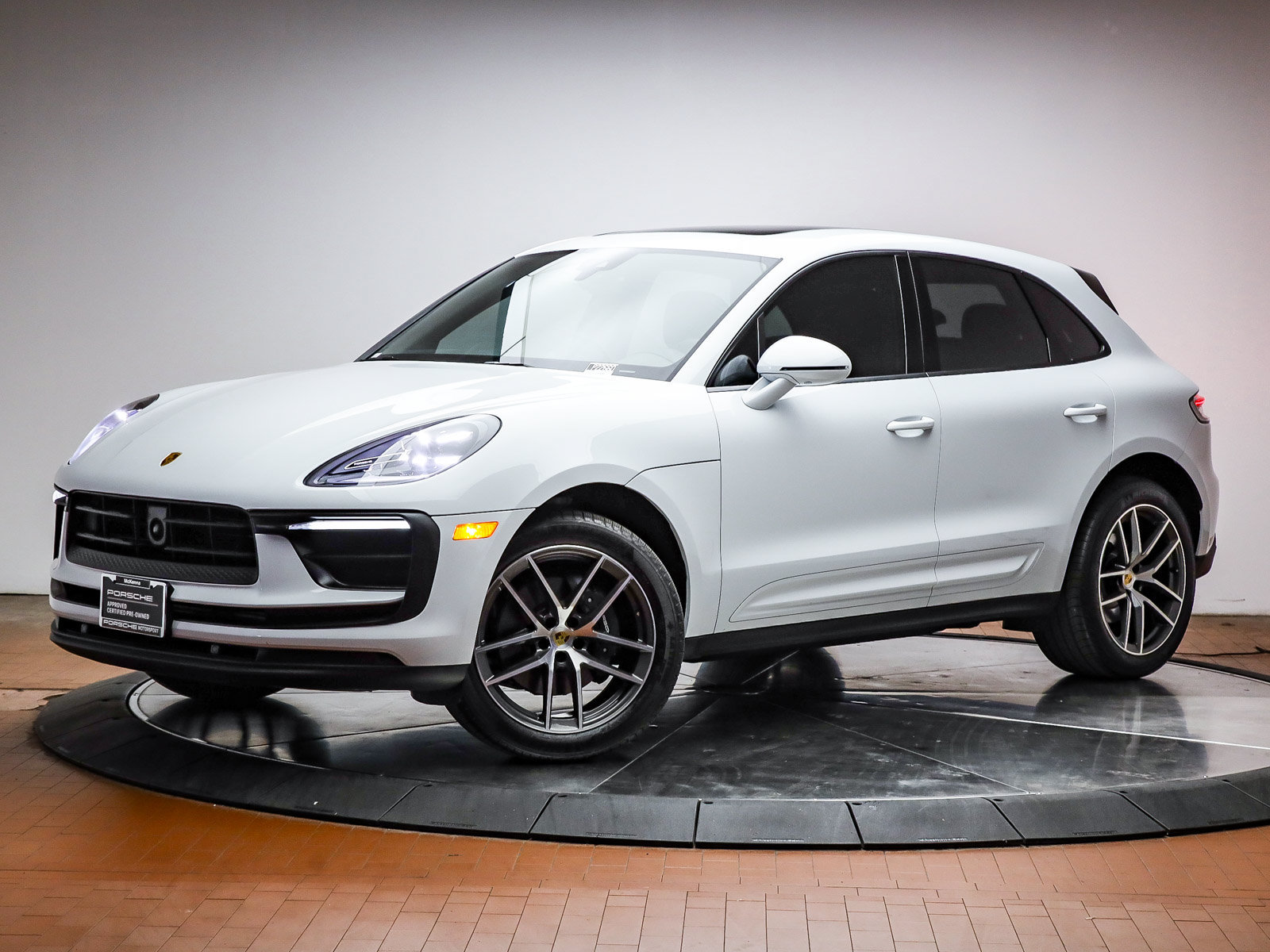 Certified 2026 Porsche Macan AWD/4WD image 1