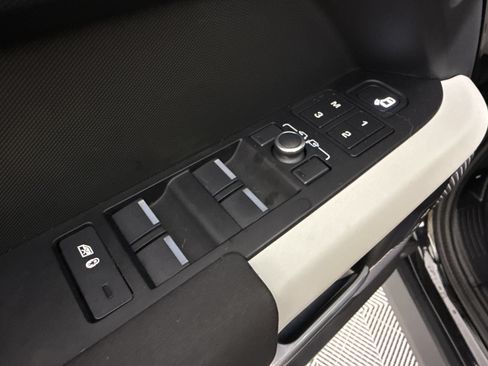 Used 2022 Land Rover Defender 110 X-Dynamic SE AWD/4WD image 14