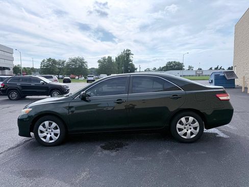Used 2010 Toyota Camry SE FWD image 2