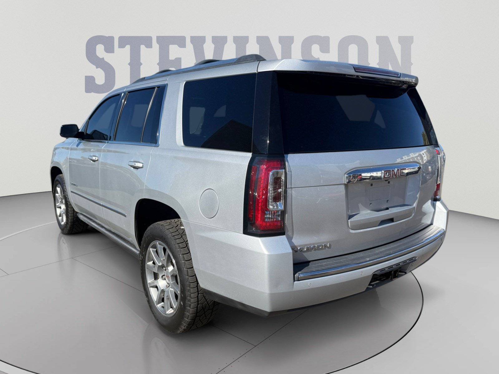 Used 2015 GMC Yukon Denali w/ Premium Package AWD/4WD image 3