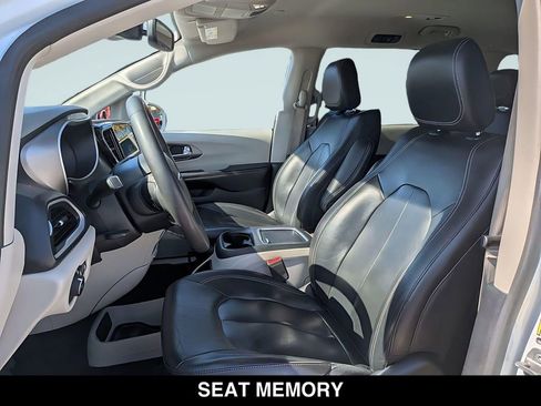 Used 2022 Chrysler Pacifica Touring-L FWD image 12