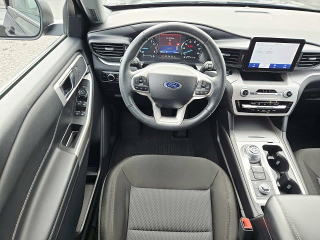 Used 2024 Ford Explorer XLT AWD/4WD image 7