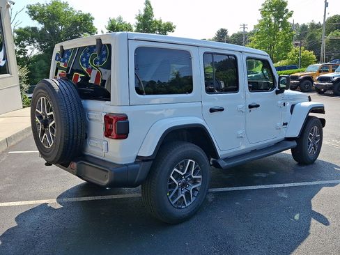 New 2026 Jeep Wrangler Unlimited Sahara AWD/4WD image 3