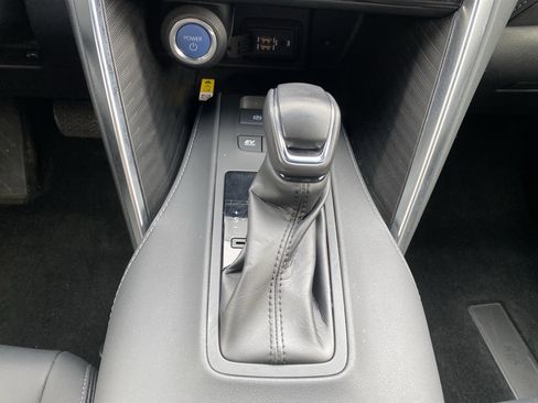 Used 2022 Toyota Venza XLE image 24