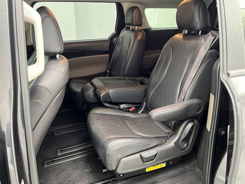 Used 2025 Kia Carnival FWD image 21