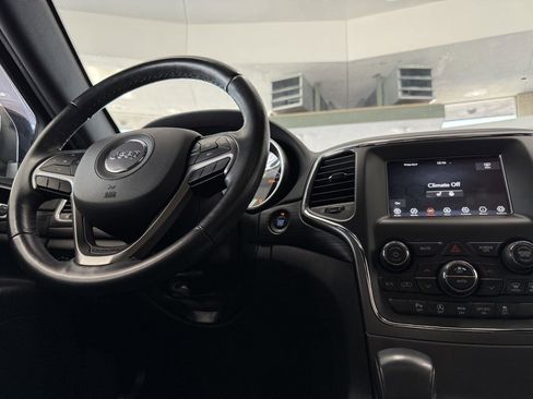 Used 2019 Jeep Grand Cherokee Laredo image 43