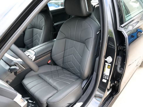Used 2025 BMW 760i xDrive w/ Autobahn Package AWD/4WD image 18