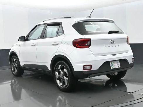Used 2025 Hyundai Venue SEL image 9