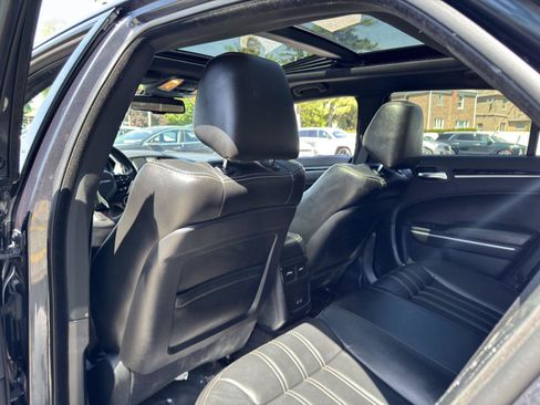 Used 2018 Chrysler 300 S w/ 300S Premium Group RWD image 31