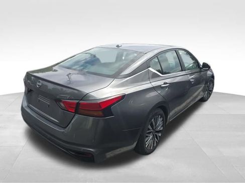 Used 2025 Nissan Altima 2.5 SV FWD image 7