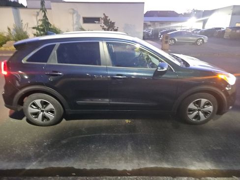 Used 2018 Kia Niro EX Premium FWD image 6