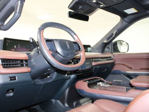 Used 2025 Lincoln Navigator Reserve image 31