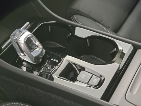 Used 2024 Volvo XC40 B5 Ultimate w/ Climate Package image 23