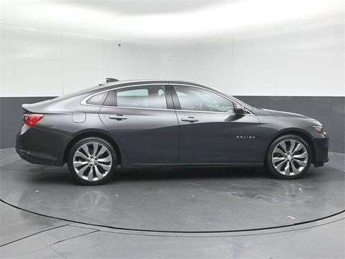 Used 2018 Chevrolet Malibu Premier w/ Premier Sun and Wheel Package image 2