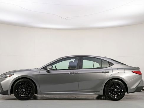 Used 2025 Toyota Camry SE w/ Convenience Package image 8