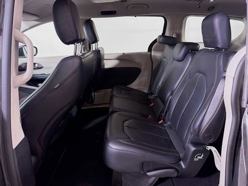 Used 2018 Chrysler Pacifica Touring-L FWD image 19