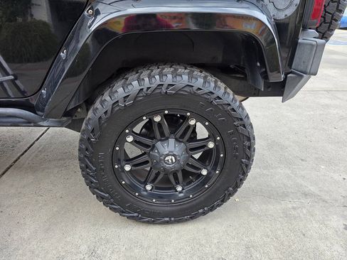 Used 2014 Jeep Wrangler Unlimited Sahara w/ Connectivity Group AWD/4WD image 22