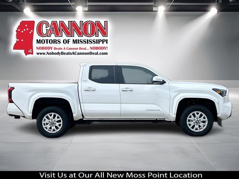 Used 2024 Toyota Tacoma SR5 AWD/4WD image 7
