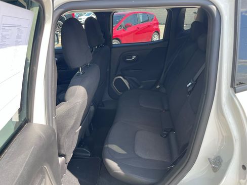 Used 2015 Jeep Renegade Latitude FWD image 12
