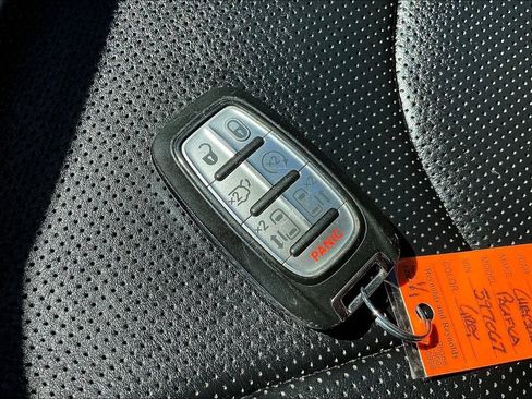 Used 2023 Chrysler Pacifica Limited FWD image 10