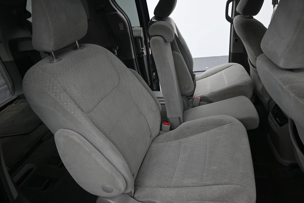 Used 2019 Toyota Sienna LE w/ Carpet Mat Package FWD image 13