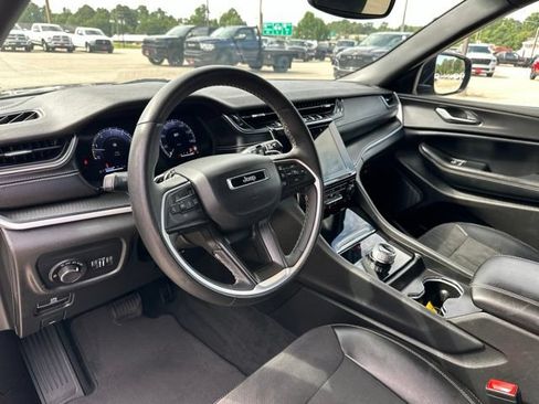 Used 2024 Jeep Grand Cherokee Altitude RWD image 12