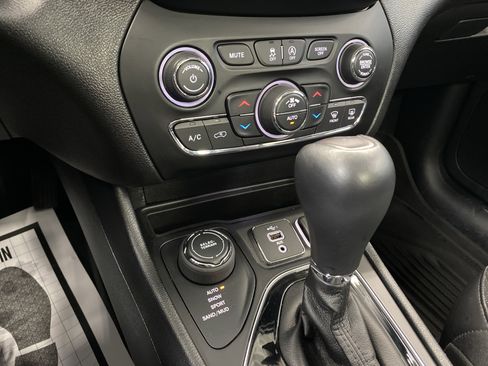 Certified 2019 Jeep Cherokee Limited w/ Trailer Tow Group image 15