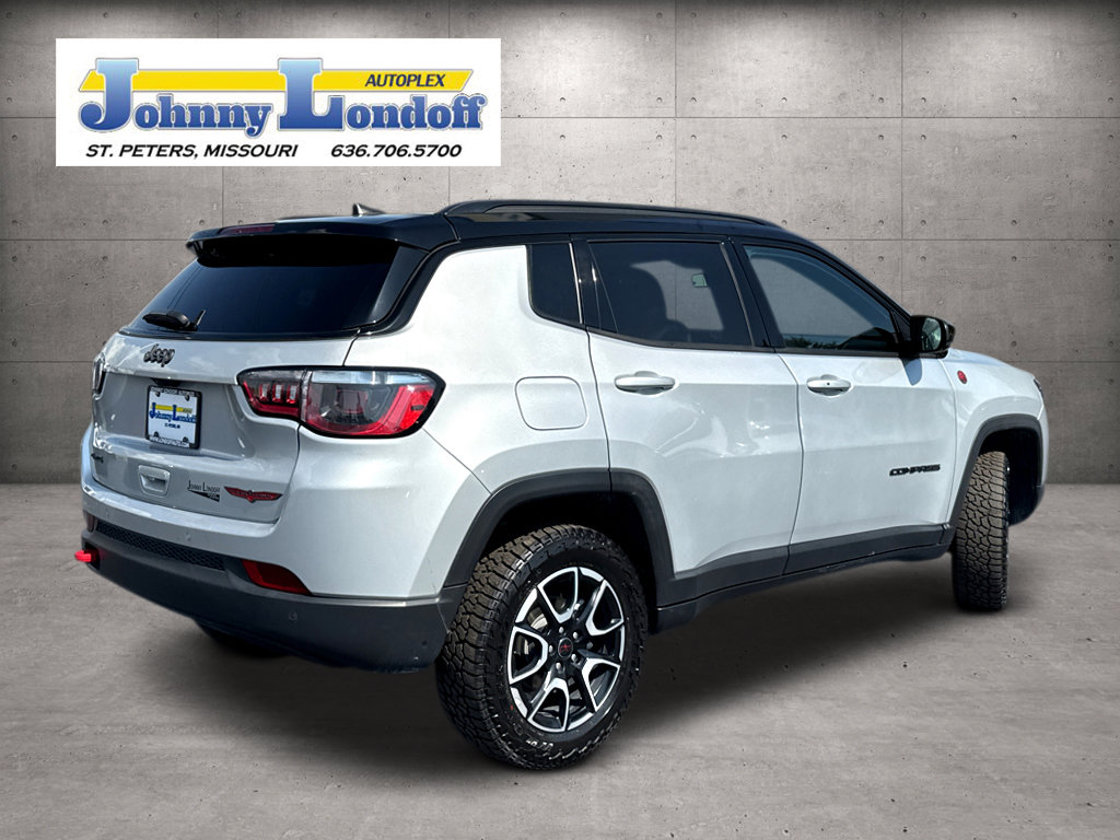 Used 2025 Jeep Compass Trailhawk AWD/4WD image 2