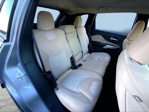 Used 2017 Jeep Cherokee Sport image 16