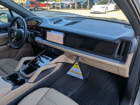 Certified 2026 Porsche Cayenne AWD/4WD image 25