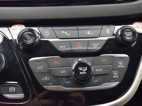 Used 2024 Chrysler Pacifica Touring-L image 26