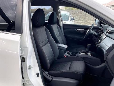 Certified 2019 Nissan Rogue SV image 9