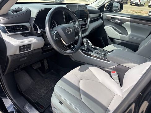 Used 2021 Toyota Highlander Limited image 6