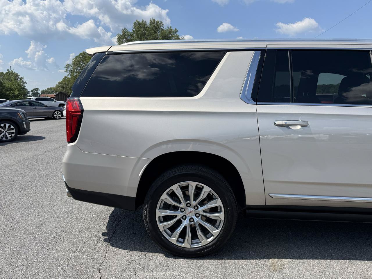 Used 2023 GMC Yukon XL Denali AWD/4WD image 44