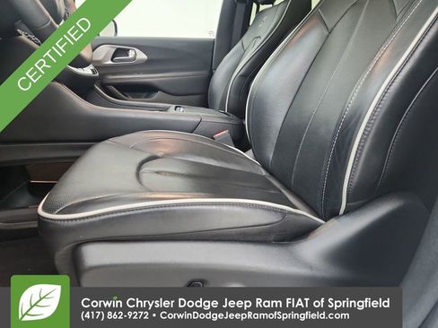 Certified 2025 Chrysler Pacifica Limited image 19