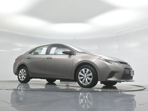 Used 2016 Toyota Corolla LE image 2