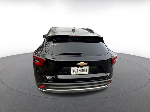 Used 2025 Chevrolet Trax LT image 7