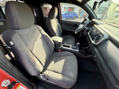 Used 2016 Toyota Tacoma TRD Sport w/ Towing Package image 11