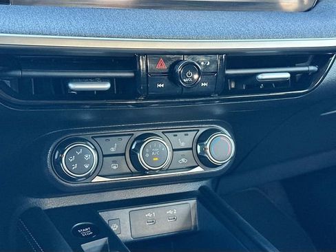 Used 2025 Nissan Kicks SV w/ SV Premium Package image 14