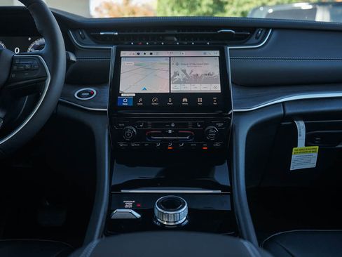 New 2025 Jeep Grand Cherokee Limited image 17