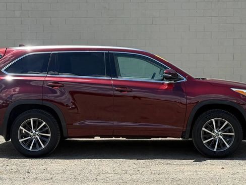 Used 2017 Toyota Highlander XLE w/ Carpet Mat Package AWD/4WD image 10