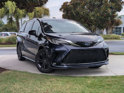 Certified 2024 Toyota Sienna XSE FWD image 2