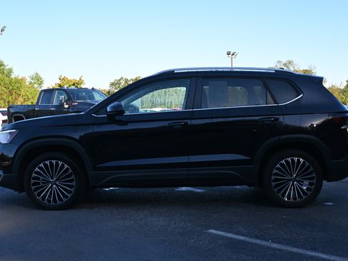 Used 2025 Volkswagen Taos SE image 6